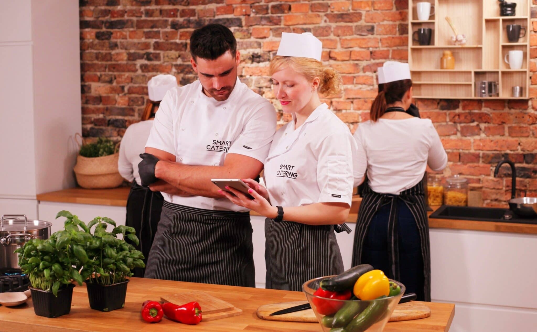 Революция в бесконтактном обслуживании в ресторанах: как RFID улучшает процесс заказа и оплаты в умных ресторанах.