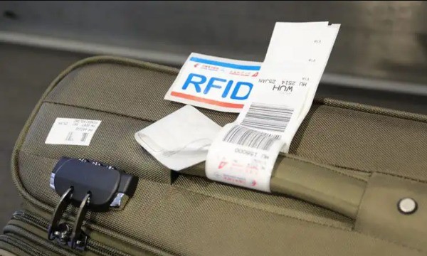 RFID-революция в авиаперевозках: решение проблемы потерянного багажа с помощью интеллектуальных багажных систем.