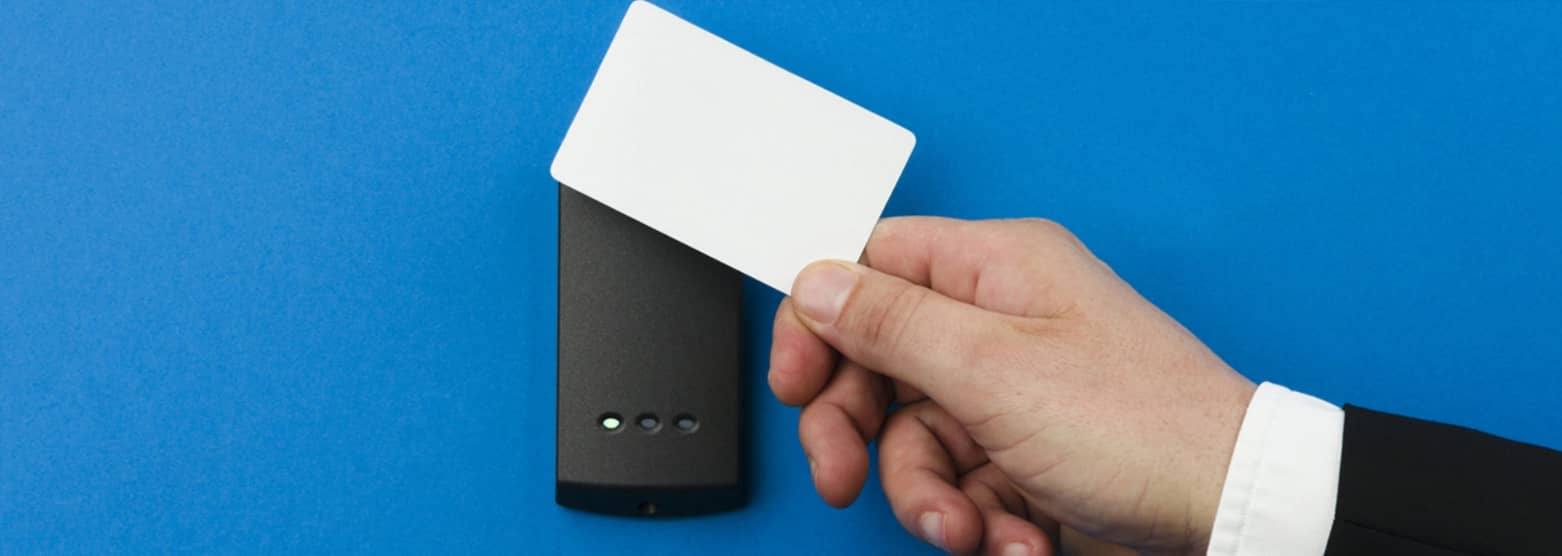 Создание интеллектуального кампуса: система управления с помощью одной карты на основе RFID.